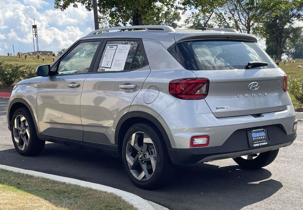 Used 2025 Hyundai Venue SEL FWD image 5