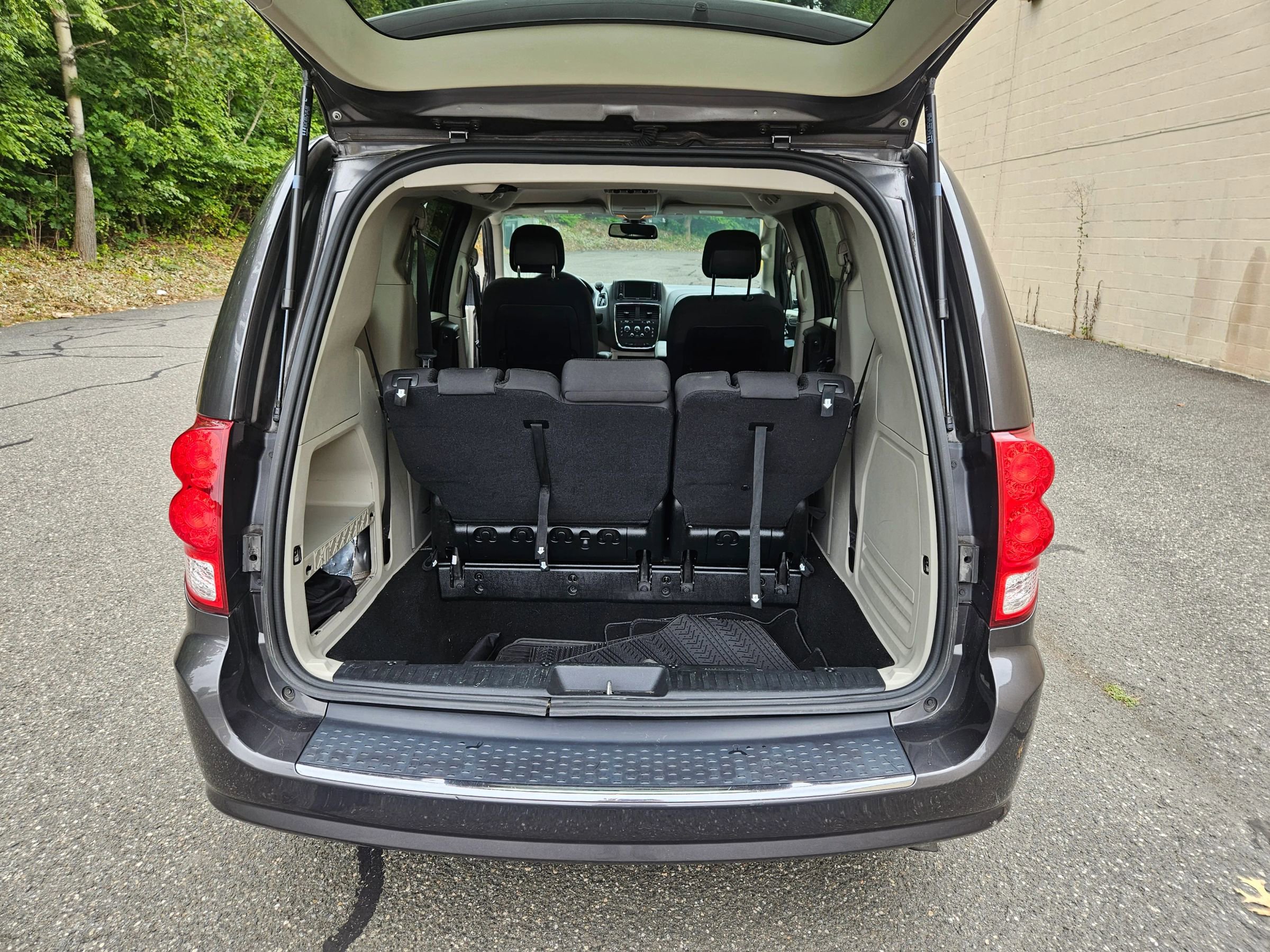 Used 2019 Dodge Grand Caravan SE w/ UConnect Hands-Free Group image 21