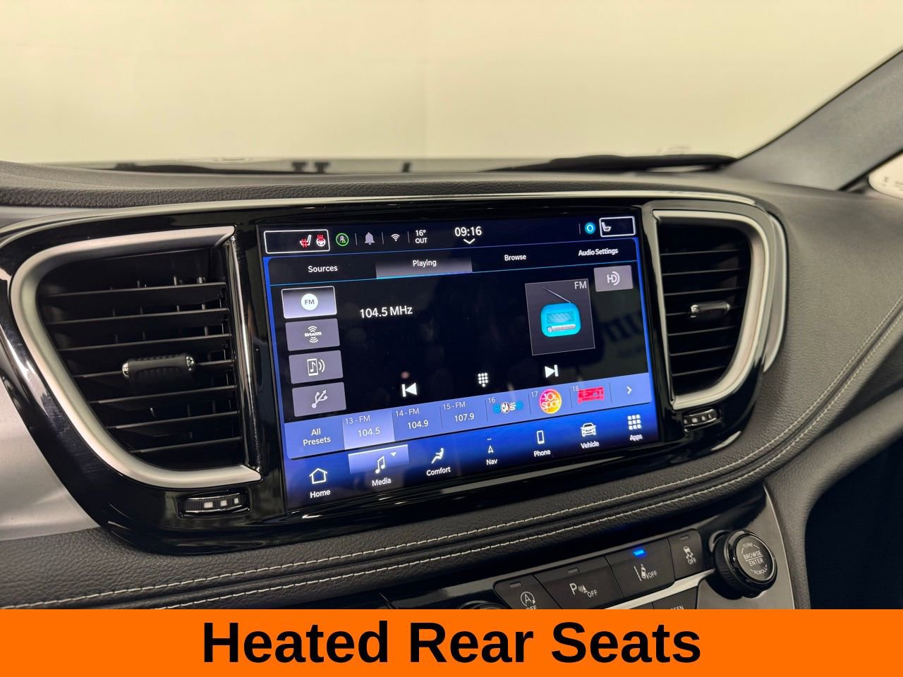 Used 2025 Chrysler Pacifica Limited image 16