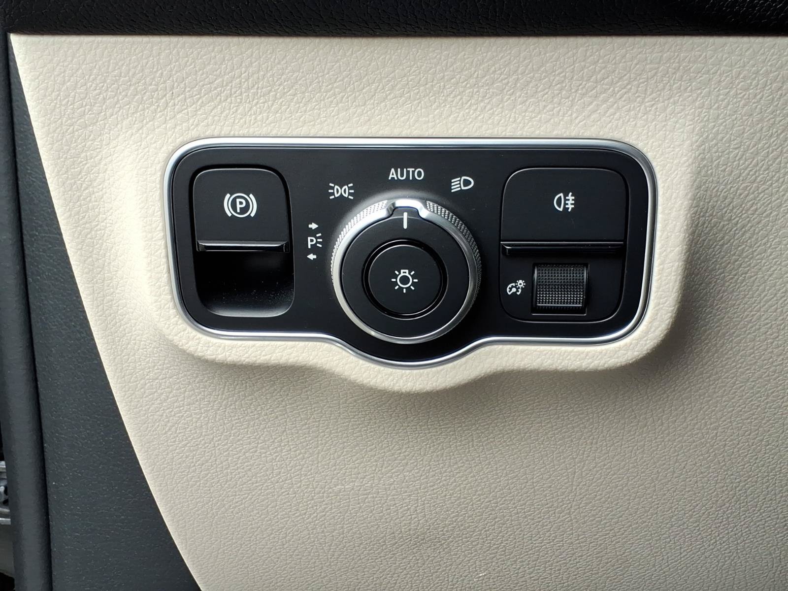 Certified 2025 Mercedes-Benz EQB 300 4MATIC image 16