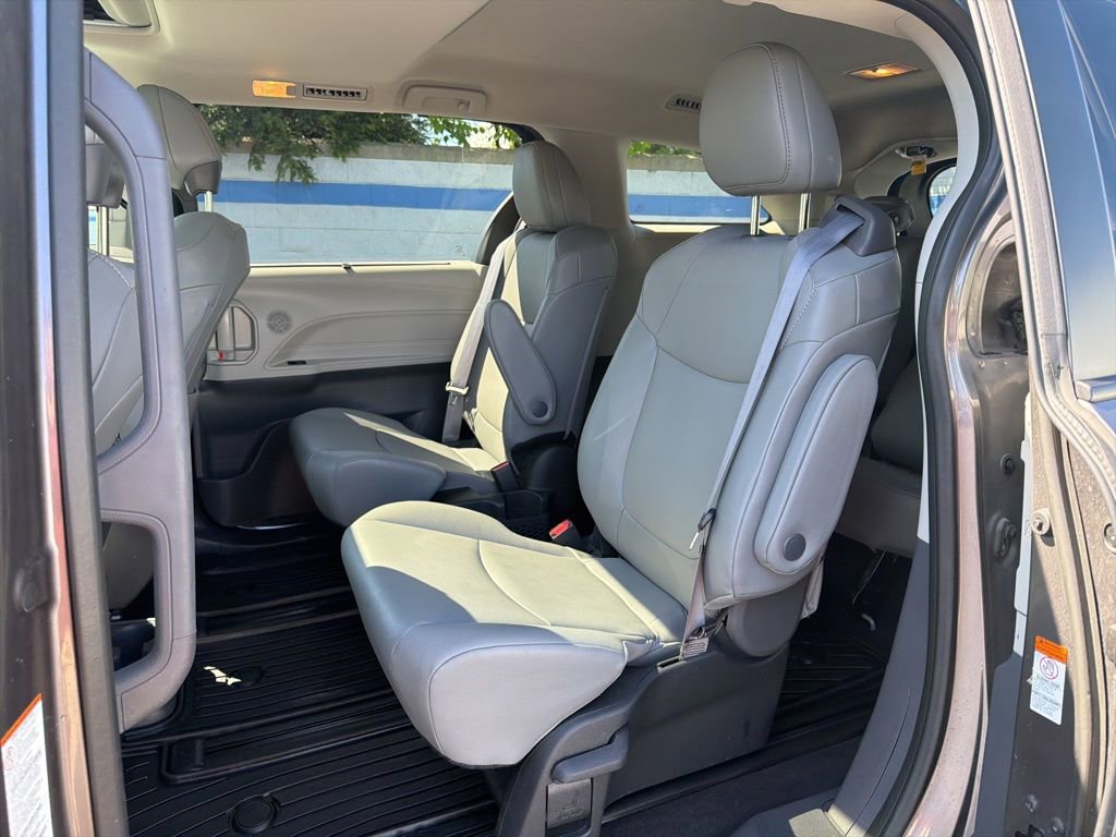 Used 2023 Toyota Sienna XLE FWD image 19
