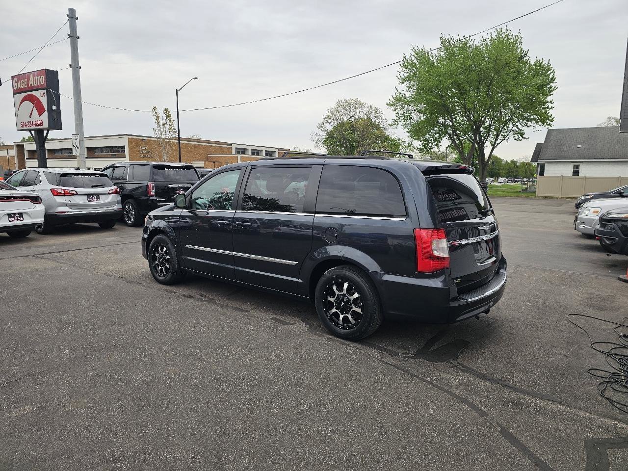 Used 2014 Chrysler Town & Country Touring FWD image 7