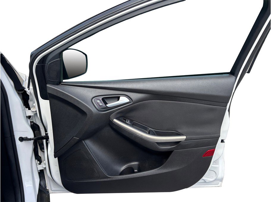 Used 2015 Ford Focus Titanium FWD image 38
