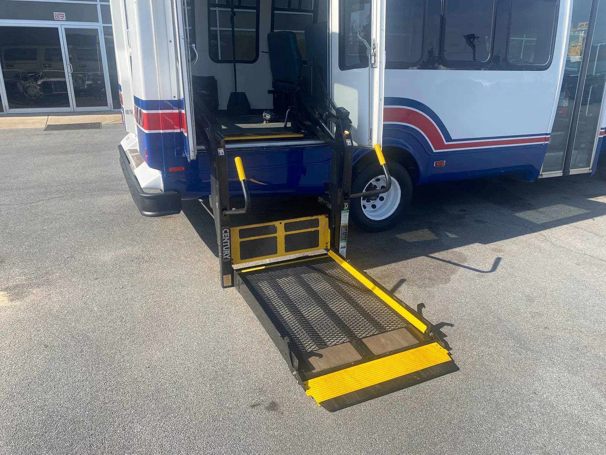 Used 2006 Ford E-450 and Econoline 450 image 26