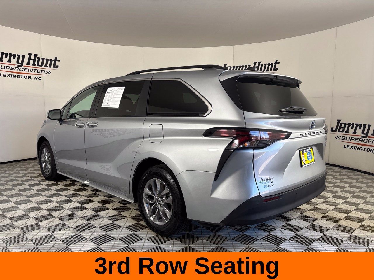 Used 2025 Toyota Sienna XLE FWD image 9
