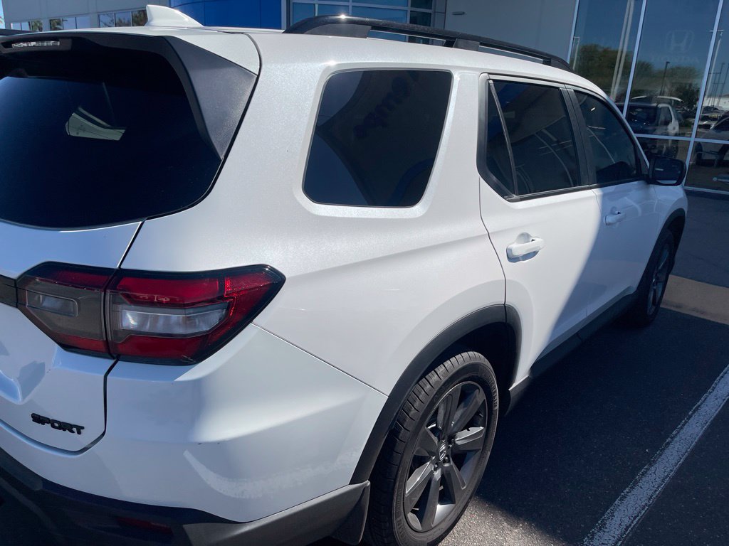 Used 2025 Honda Pilot Sport image 2