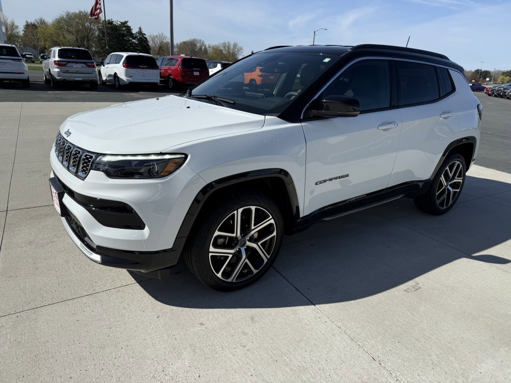 Used 2025 Jeep Compass Limited w/ Elite Group AWD/4WD image 4