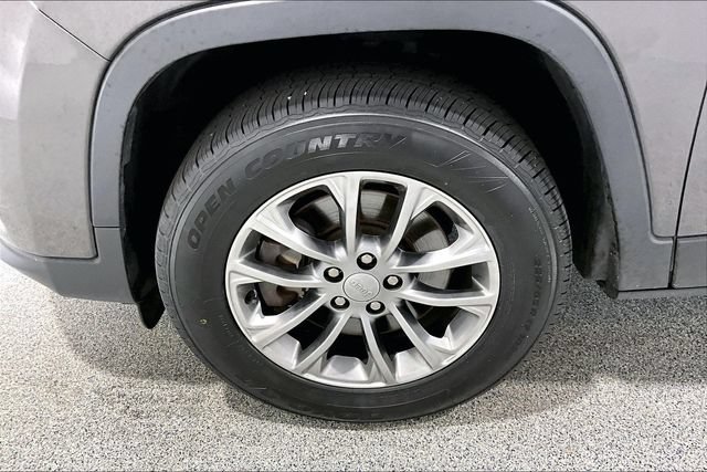 Used 2019 Jeep Cherokee Latitude Plus w/ Cold Weather Group AWD/4WD image 41