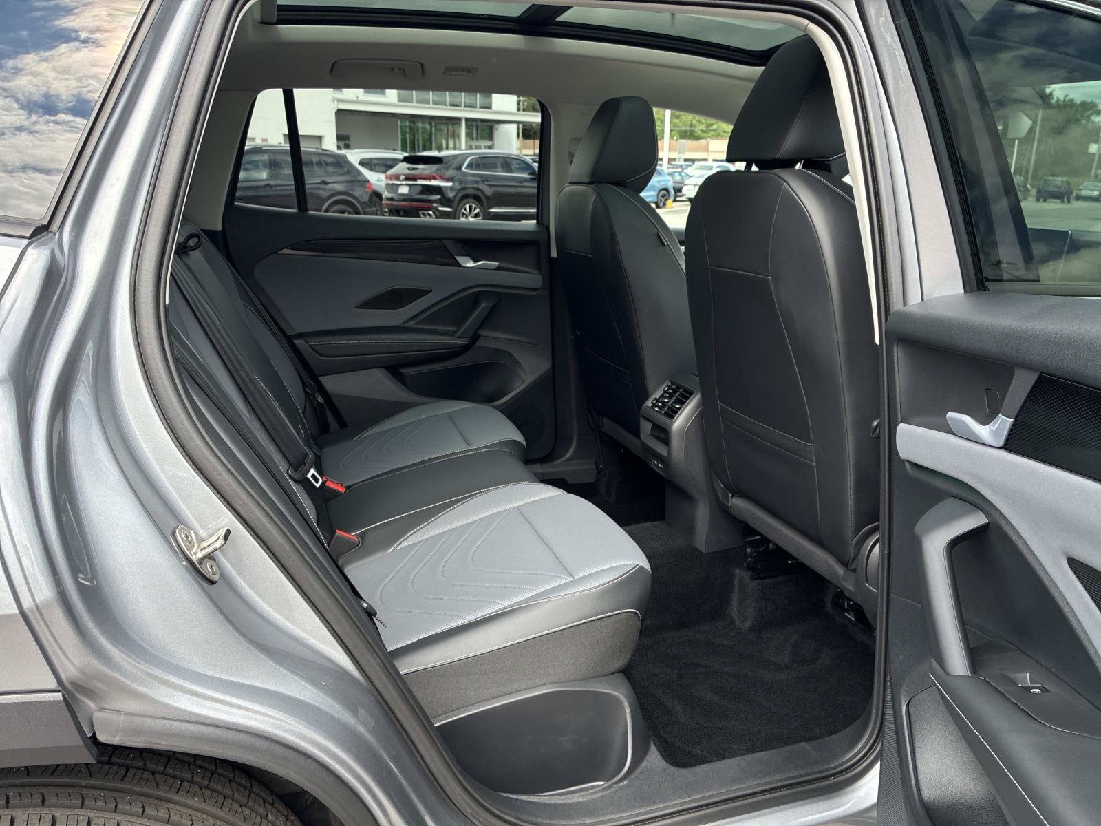 Certified 2026 Volkswagen Tiguan SE w/ Panoramic Sunroof Package AWD/4WD image 15
