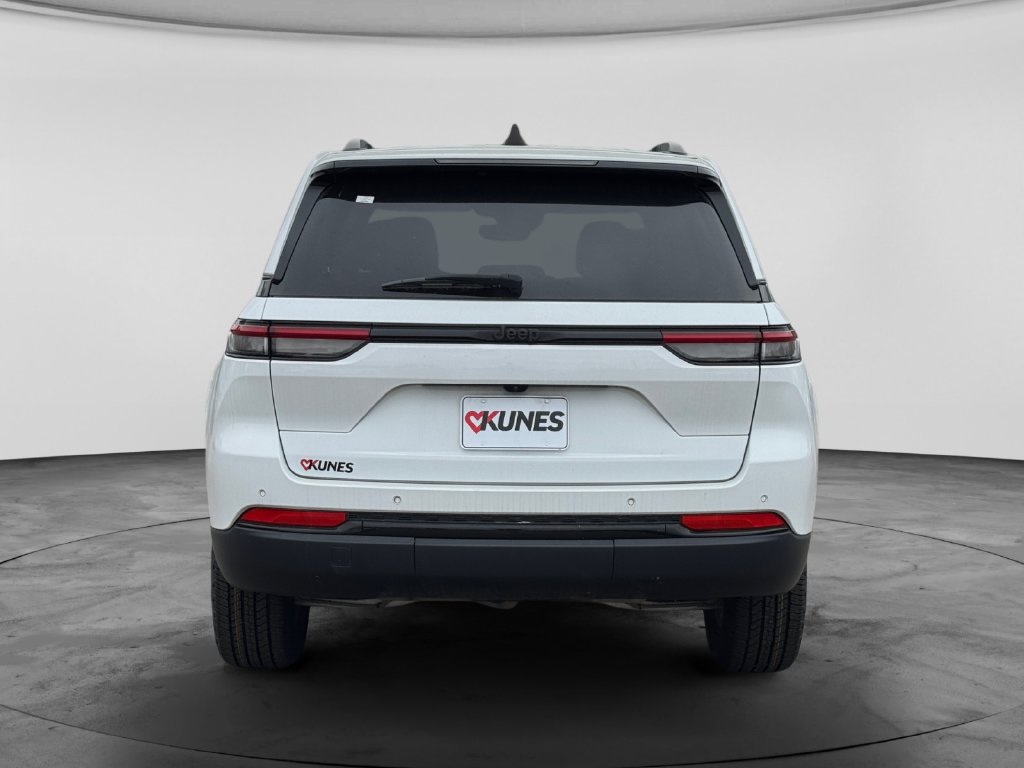 Used 2024 Jeep Grand Cherokee Altitude RWD image 7