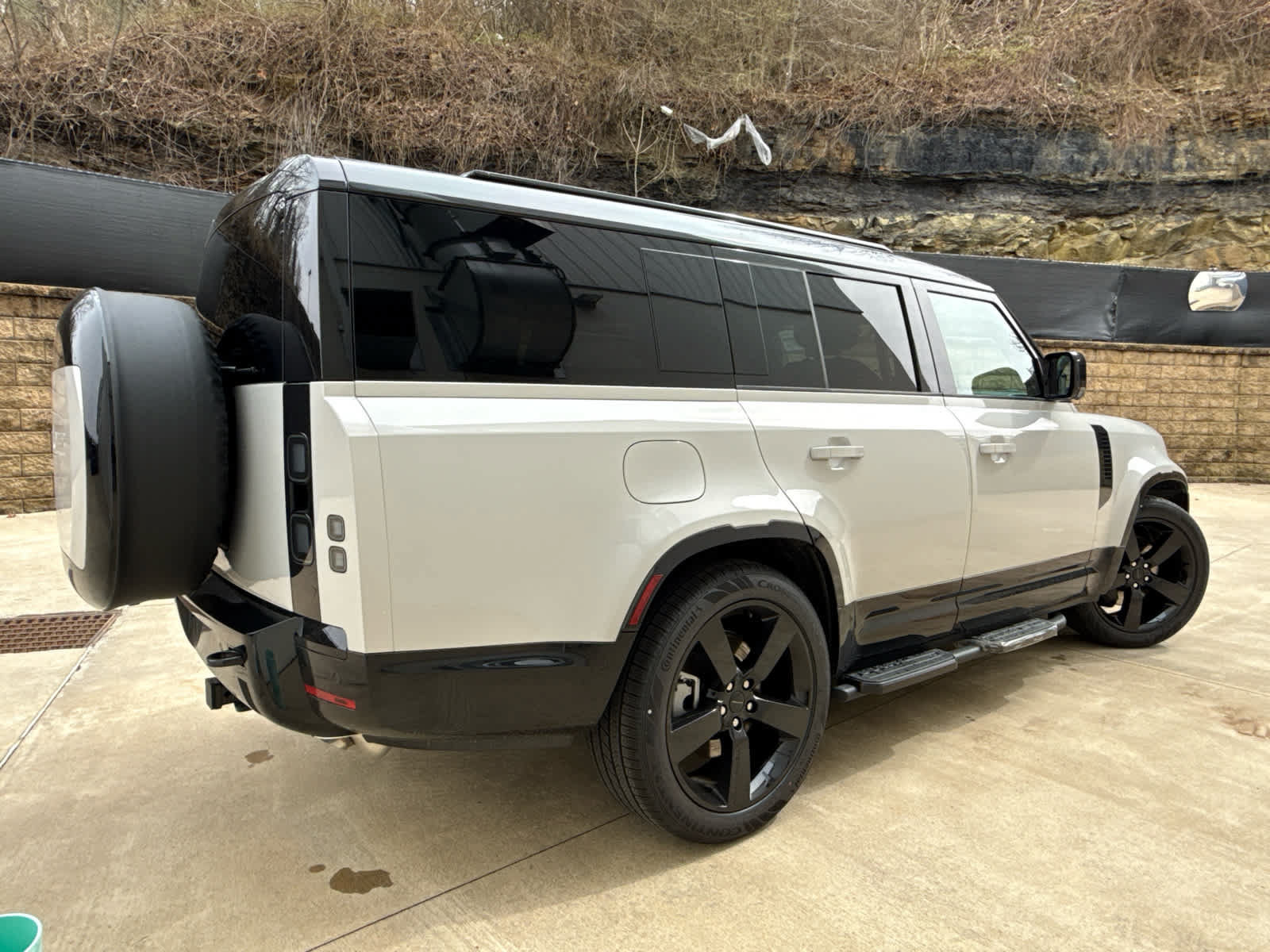 Used 2026 Land Rover Defender 130 X-Dynamic SE AWD/4WD image 3