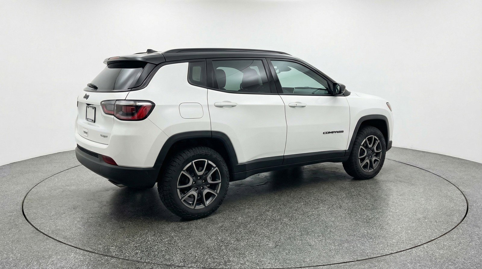 Used 2025 Jeep Compass Trailhawk image 9