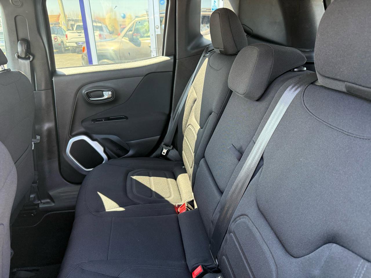 Used 2018 Jeep Renegade Latitude w/ Cold Weather Group image 10