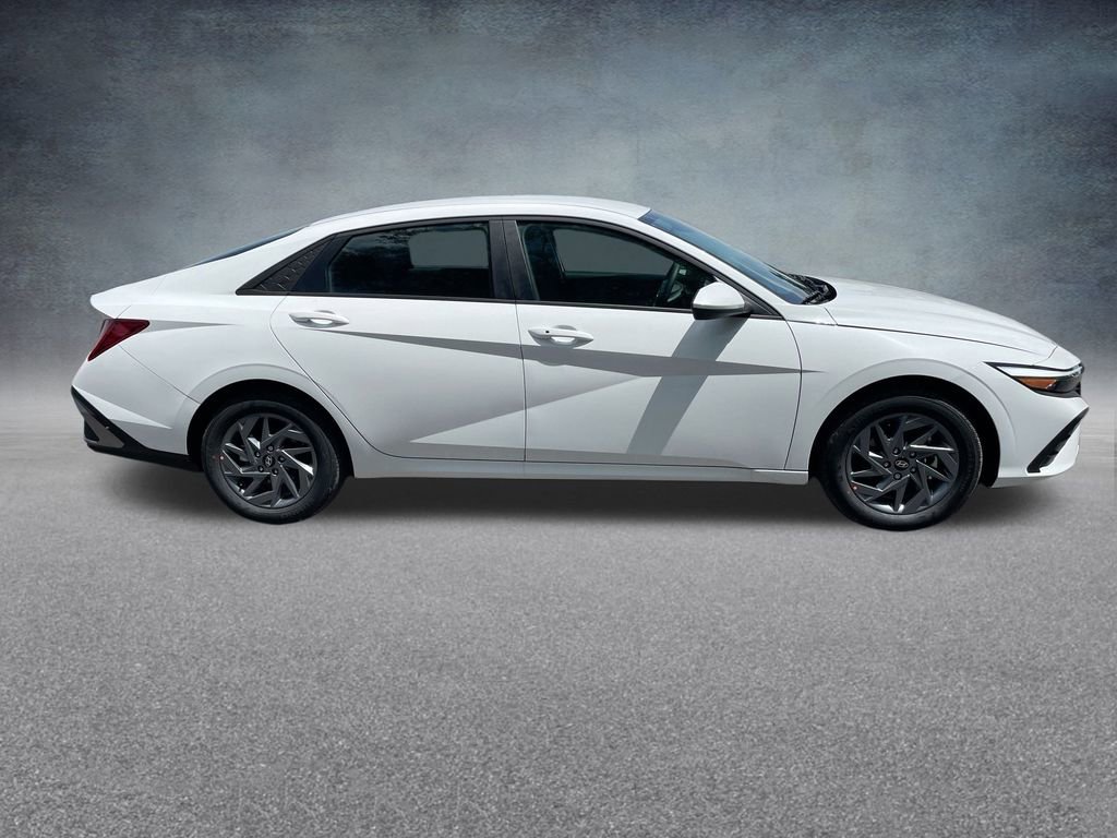Used 2025 Hyundai Elantra Blue image 34