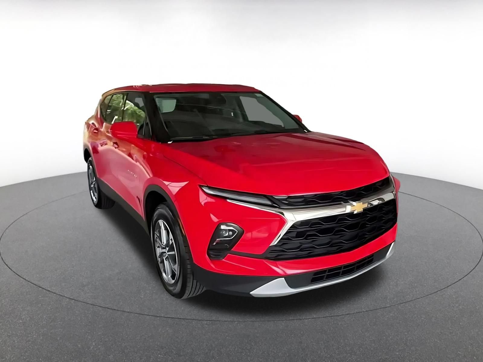 Used 2025 Chevrolet Blazer LT FWD image 3
