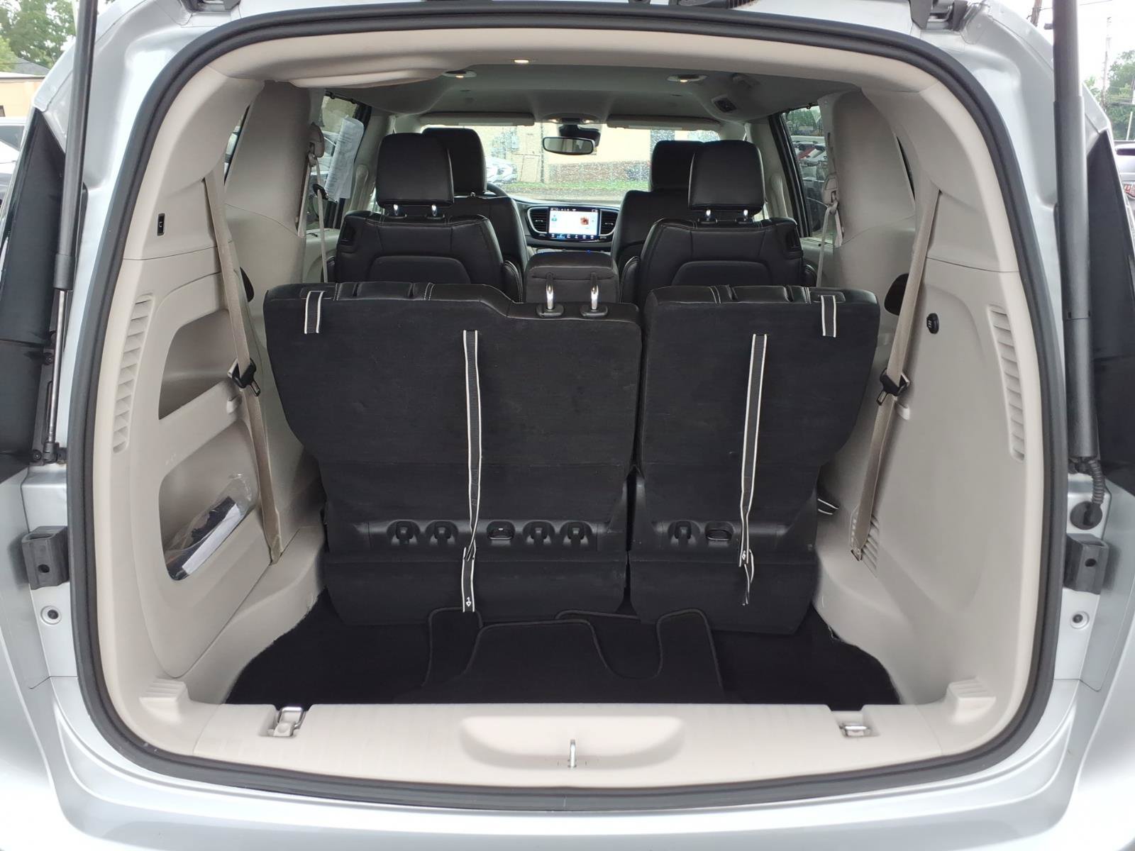 Used 2024 Chrysler Pacifica Touring-L FWD image 24