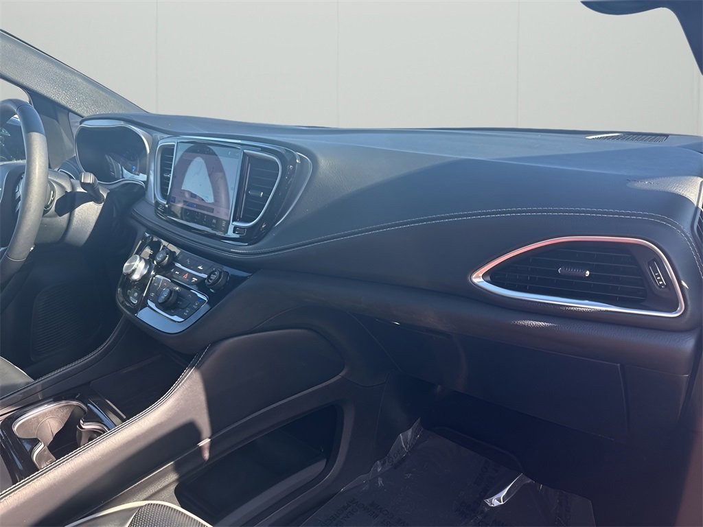 Used 2025 Chrysler Pacifica Limited image 19