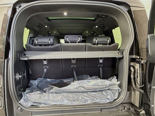 New 2026 Land Rover Defender 130 X-Dynamic SE image 28