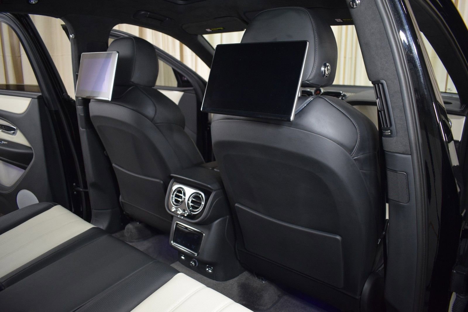 Certified 2024 Bentley Bentayga AWD/4WD image 20