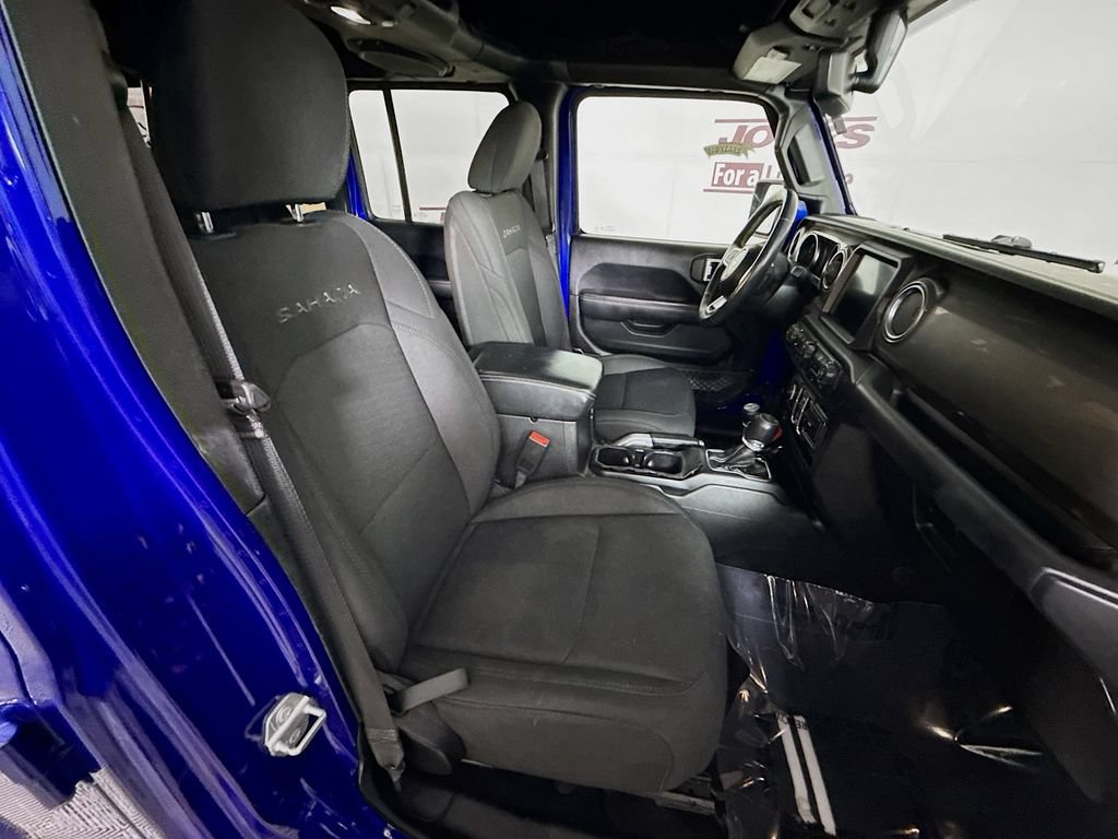 Used 2018 Jeep Wrangler Unlimited Sahara w/ Dual Top Group AWD/4WD image 31