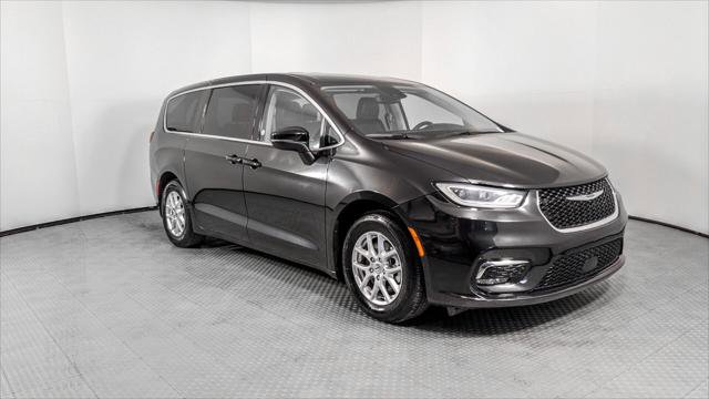 Used 2023 Chrysler Pacifica Touring-L FWD image 11