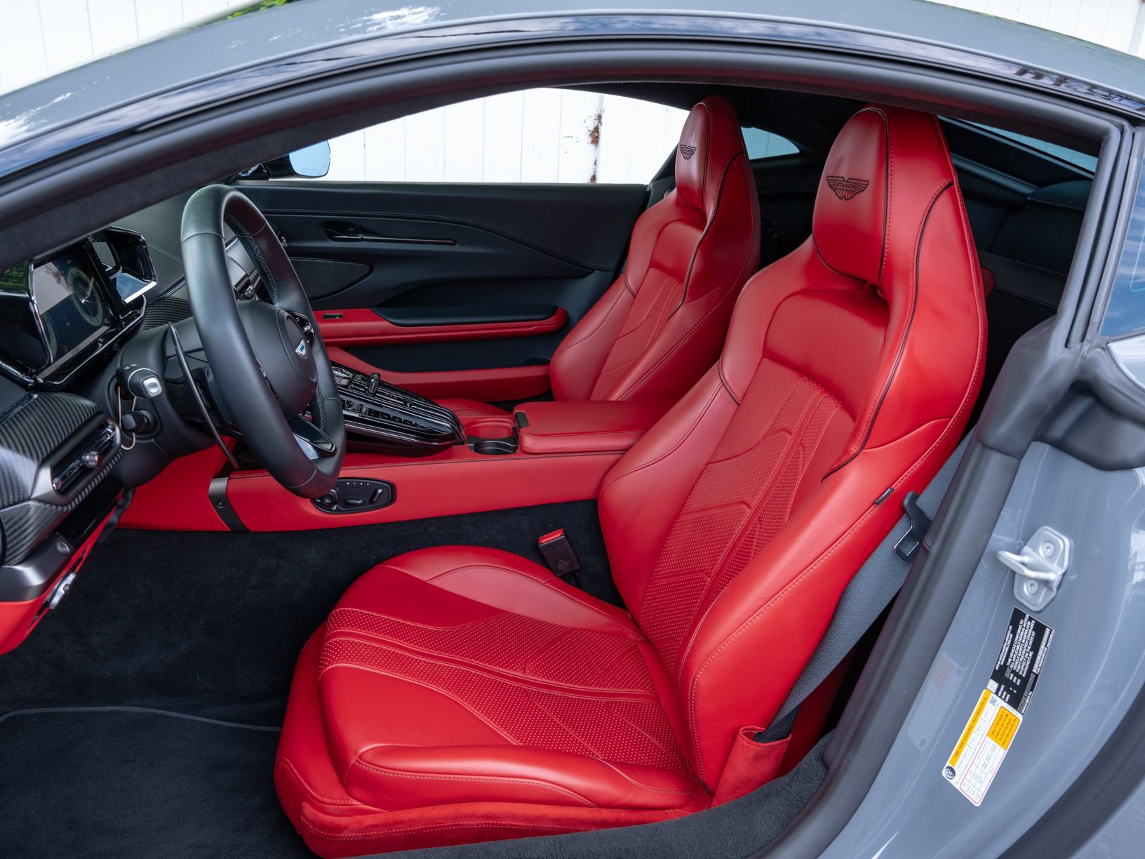 Used 2025 Aston Martin V8 Vantage Coupe RWD image 23