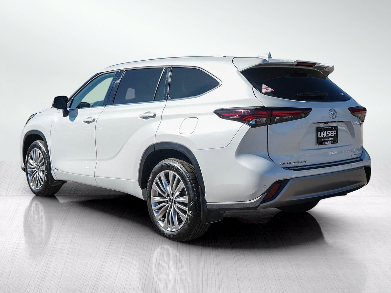 Used 2025 Toyota Highlander Platinum AWD/4WD image 3