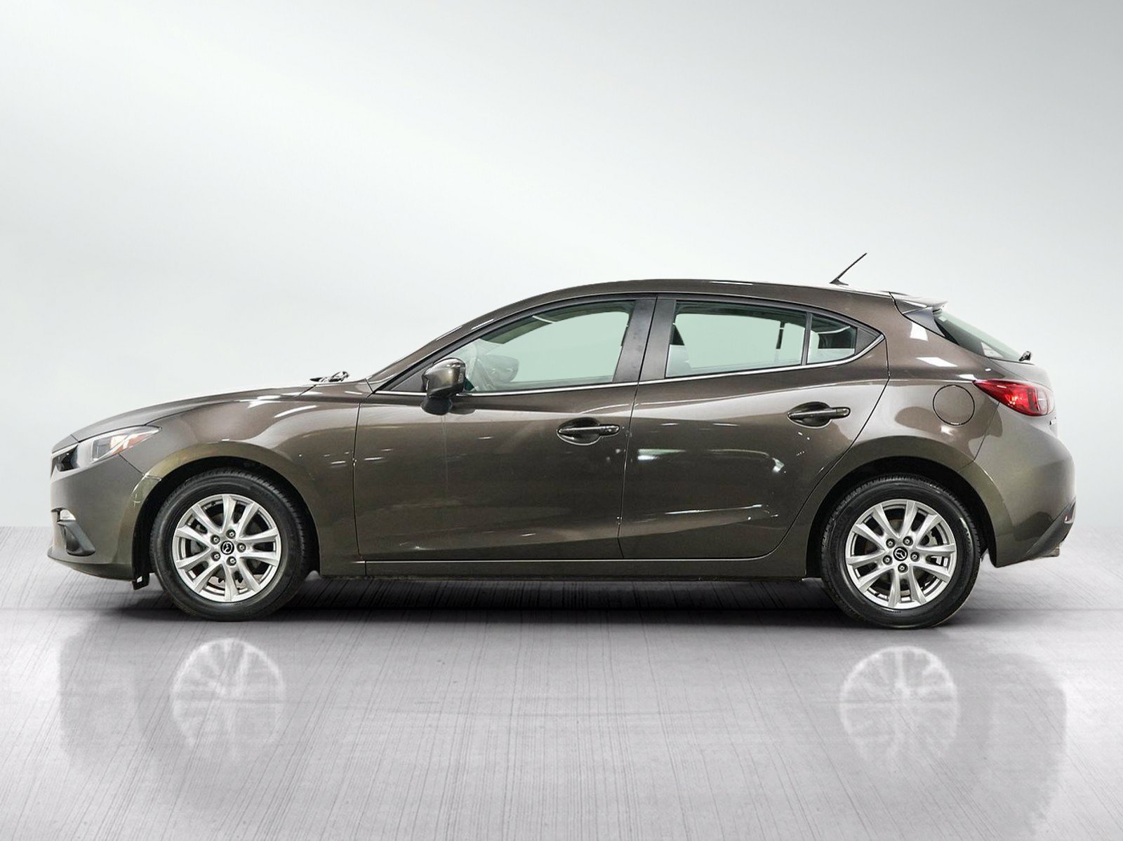 Used 2015 MAZDA MAZDA3 i Touring FWD image 2