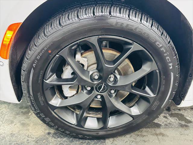 Certified 2023 Chrysler Pacifica Limited w/ S Appearance Package AWD/4WD image 30