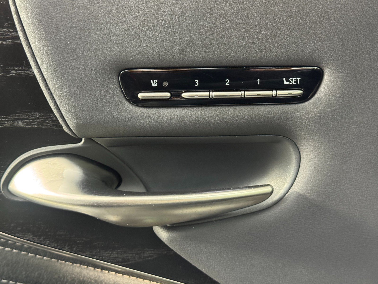 Used 2021 Lexus LS 500 w/ Cold Weather Package (CK) RWD image 18