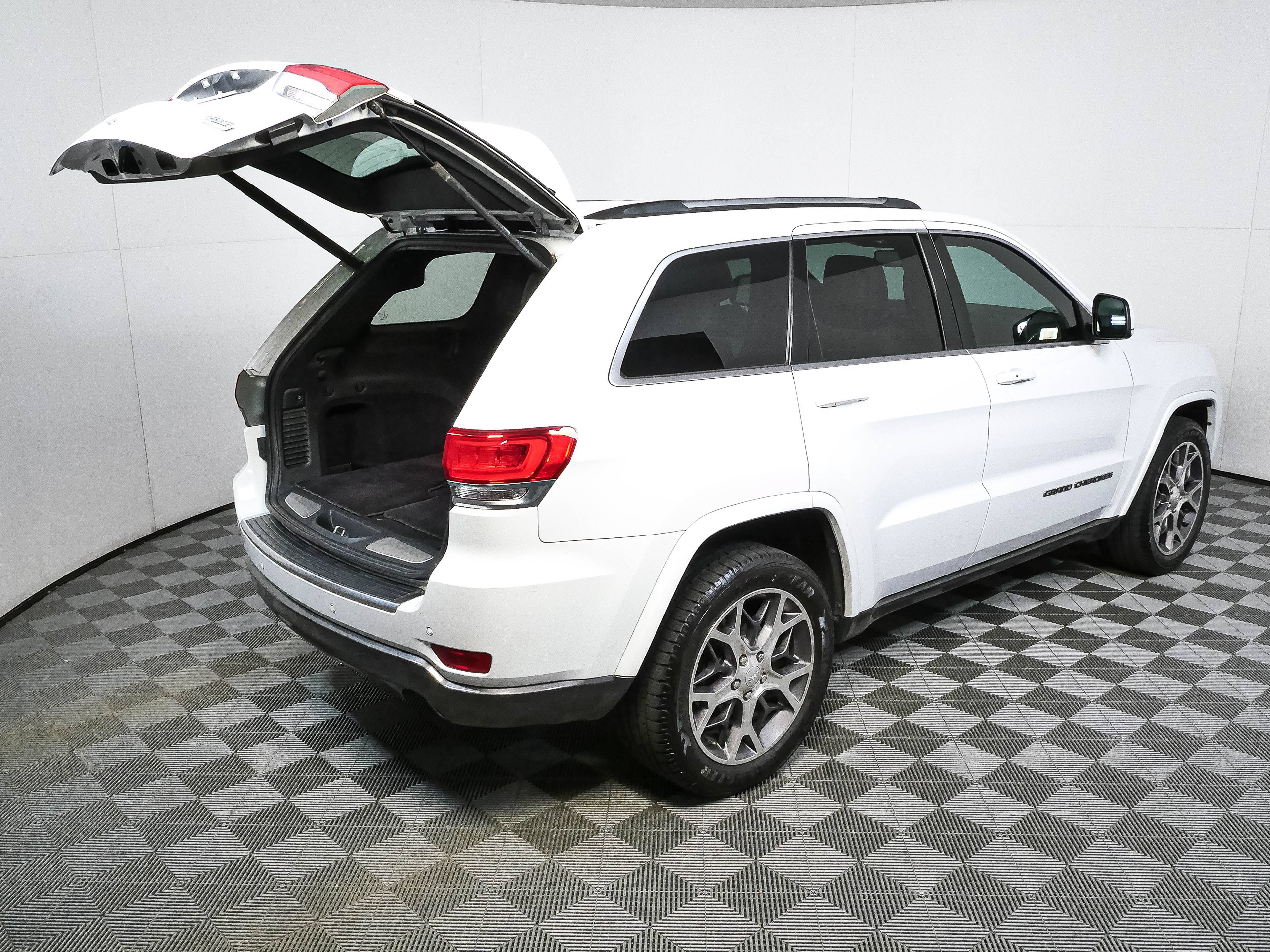 Used 2018 Jeep Grand Cherokee Limited RWD image 26