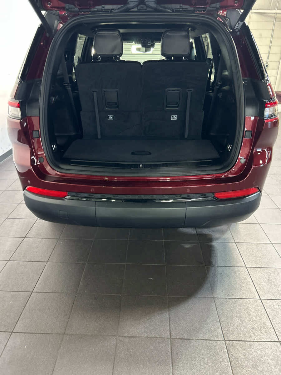 Used 2024 Jeep Grand Cherokee L Altitude AWD/4WD image 30