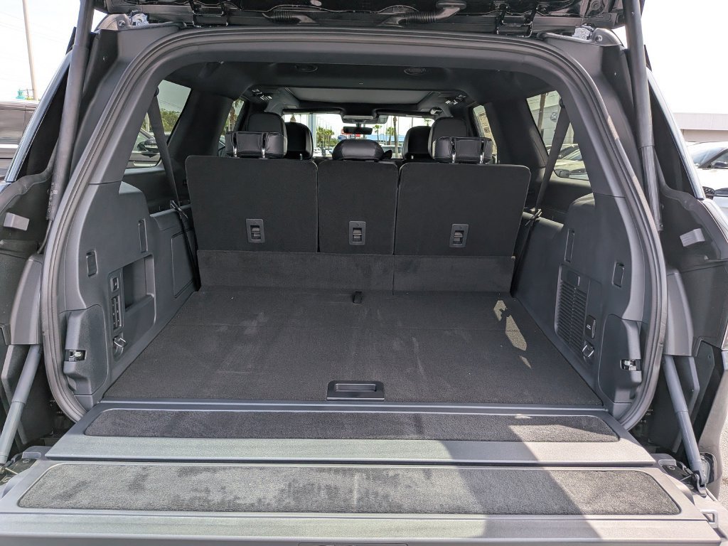 New 2026 Lincoln Navigator L Reserve w/ Jet Appearance Package AWD/4WD image 13