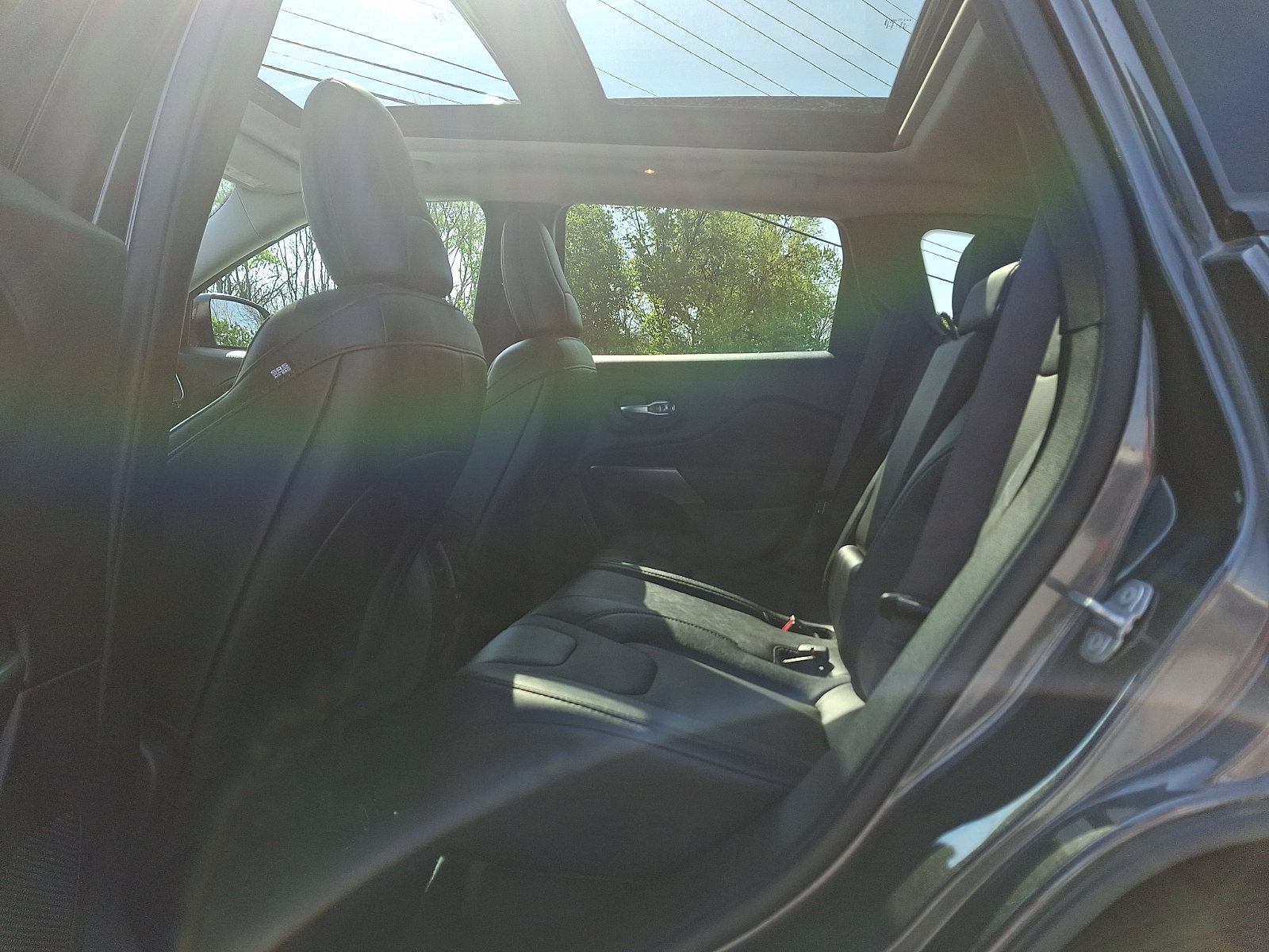 Used 2022 Jeep Cherokee Latitude Lux w/ Sun & Sound Group AWD/4WD image 10