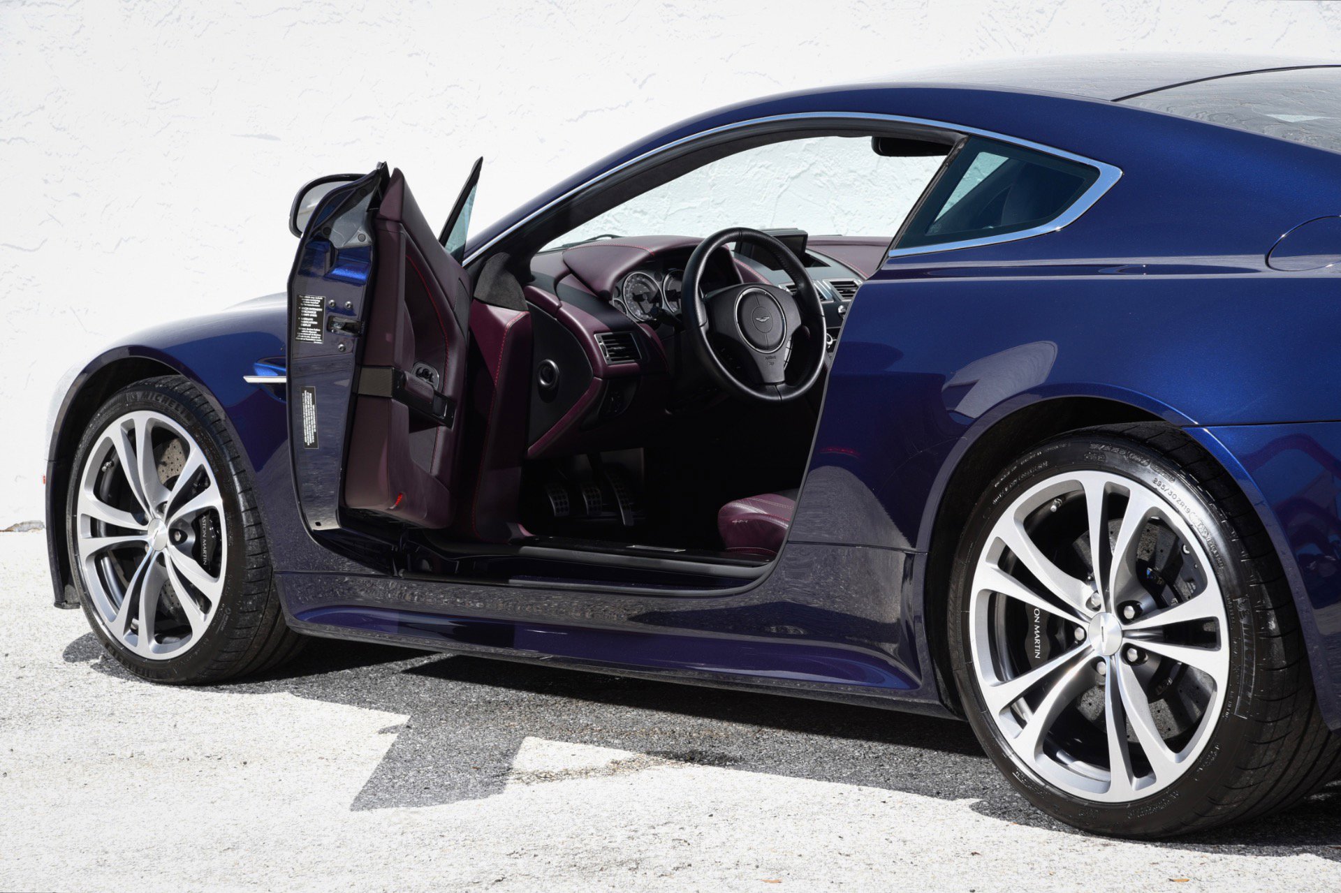 Used 2011 Aston Martin V12 Vantage Coupe RWD image 14