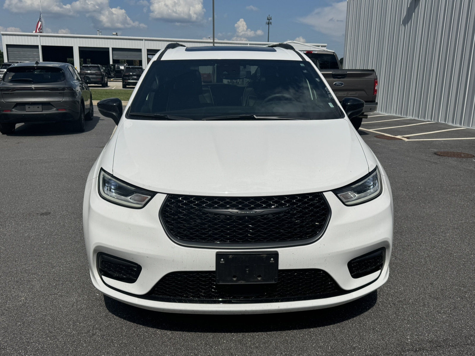 Used 2025 Chrysler Pacifica Limited FWD image 2
