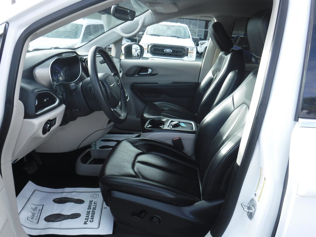 Used 2023 Chrysler Pacifica Touring-L FWD image 14