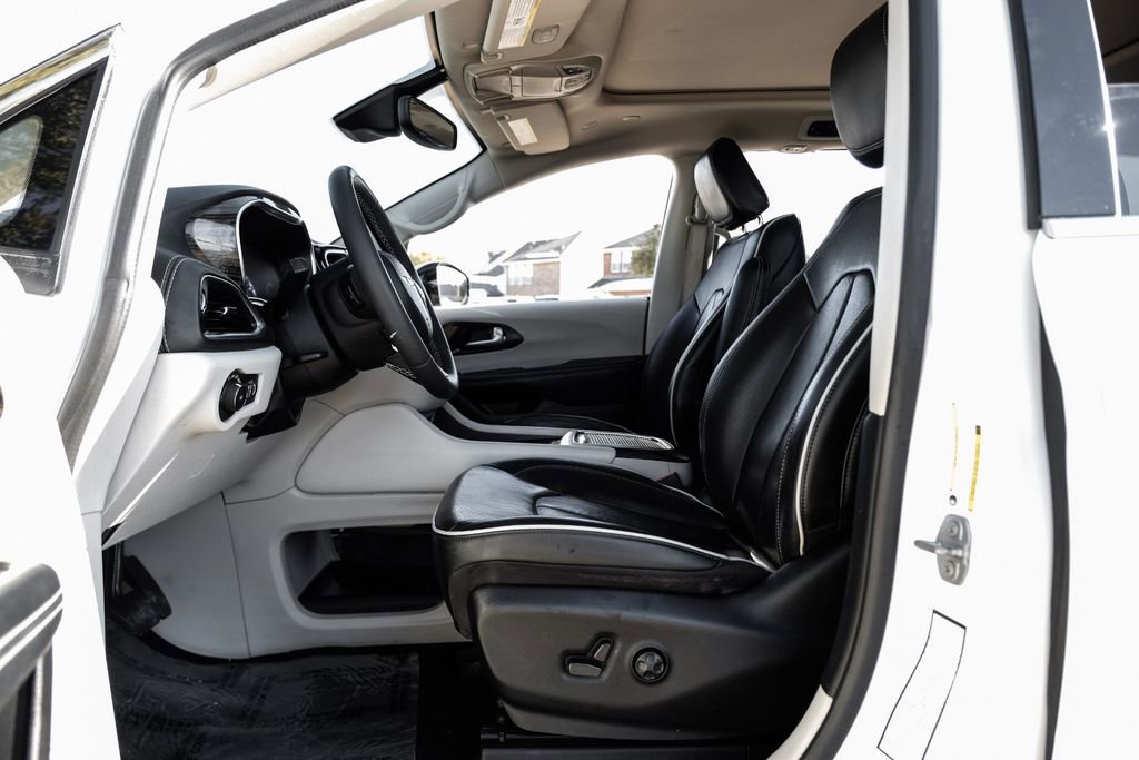 Used 2023 Chrysler Pacifica Limited image 3