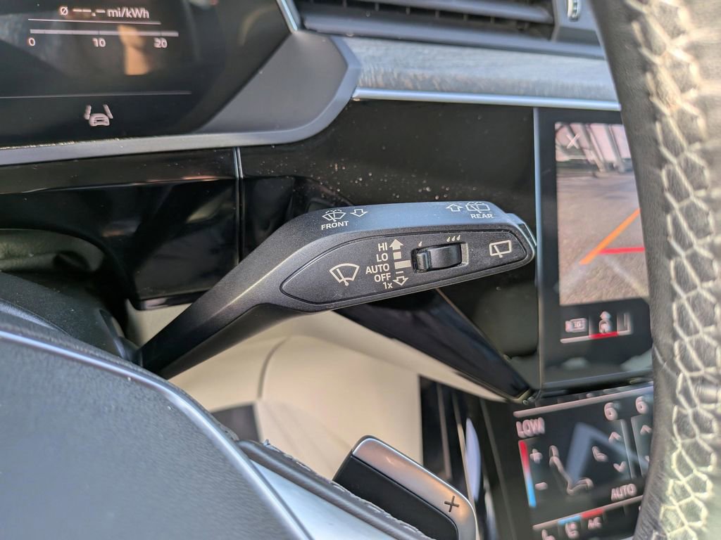 Used 2022 Audi e-tron Premium Plus w/ Premium Plus Package image 33