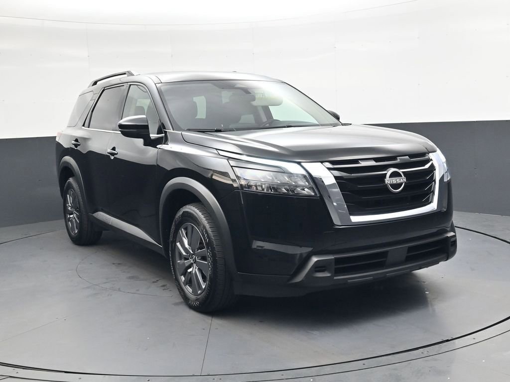 Used 2025 Nissan Pathfinder SV image 2