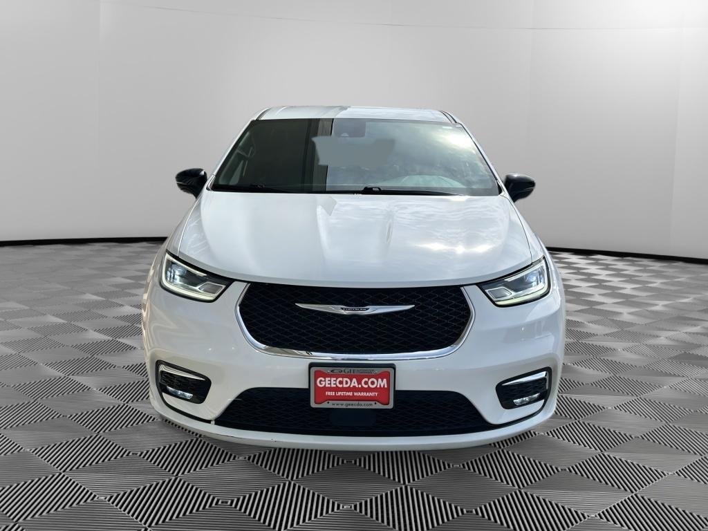 Used 2025 Chrysler Pacifica Select FWD image 2