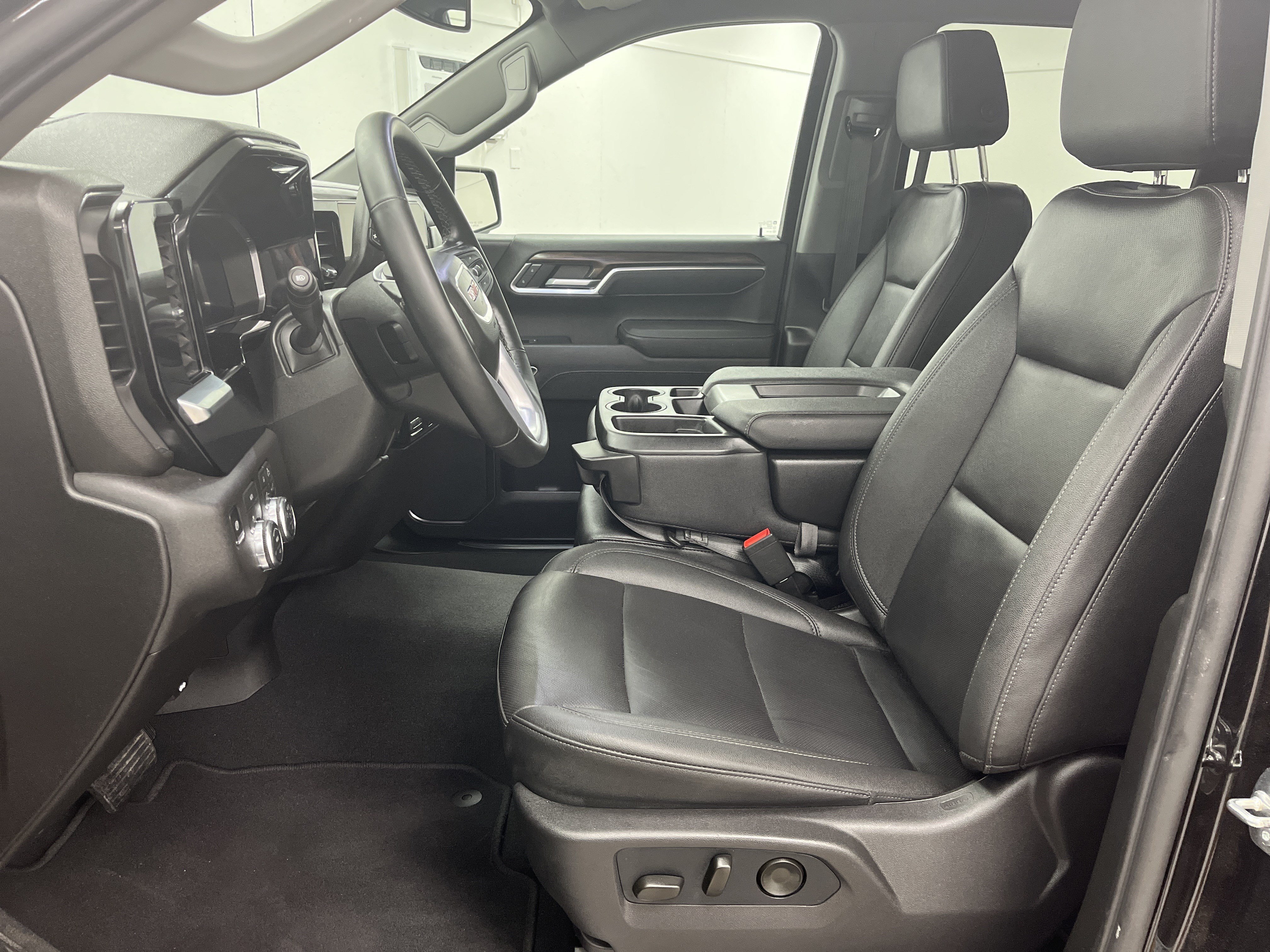 Used 2026 GMC Sierra 1500 SLT AWD/4WD image 9