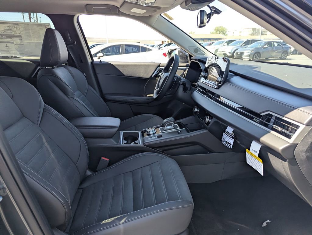 Used 2025 Mitsubishi Outlander 4WD Plug-In Hybrid image 37