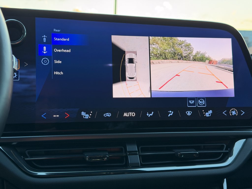 Used 2024 Chevrolet Equinox EV RS FWD image 17