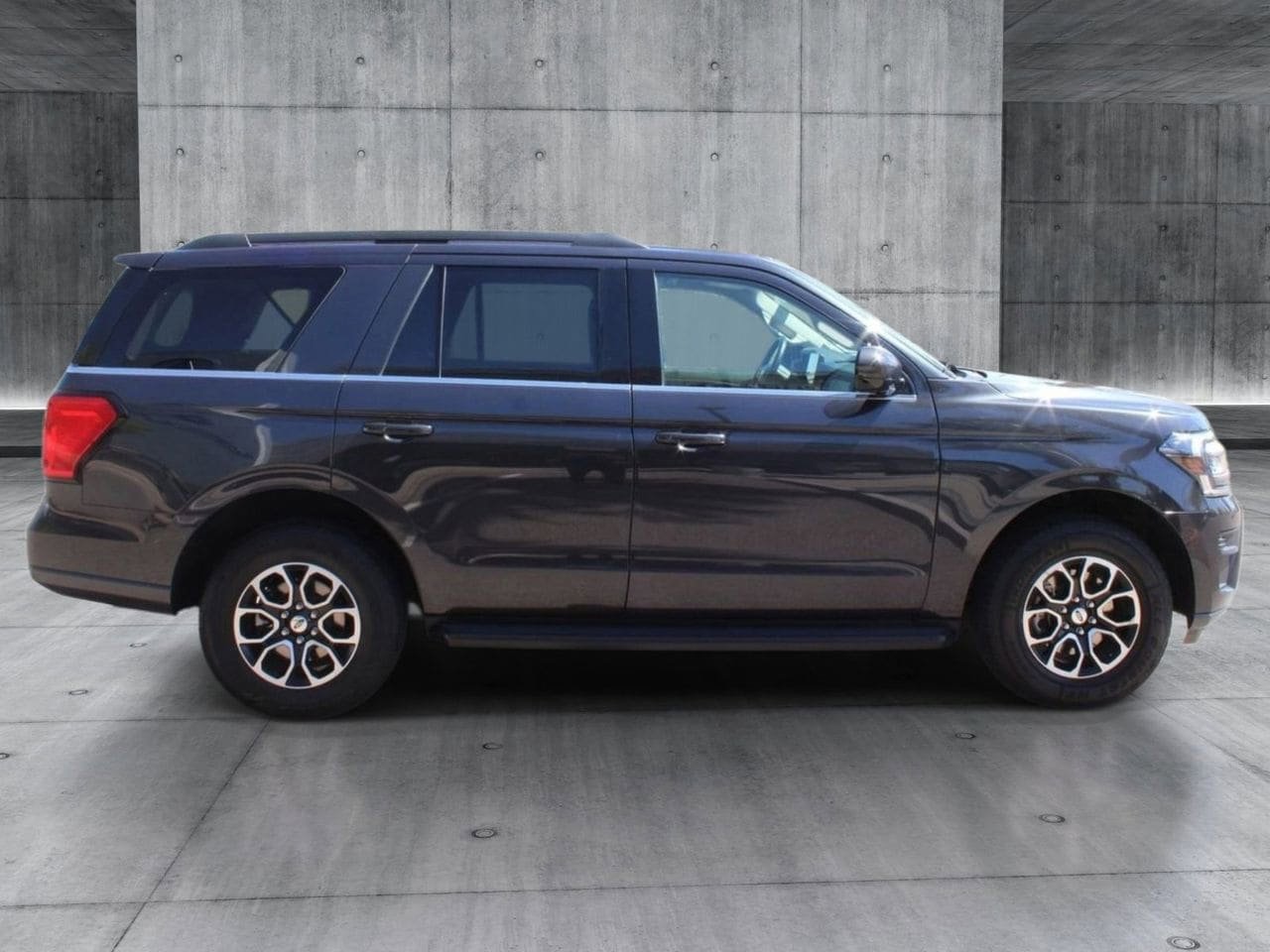 Used 2024 Ford Expedition XLT AWD/4WD image 5