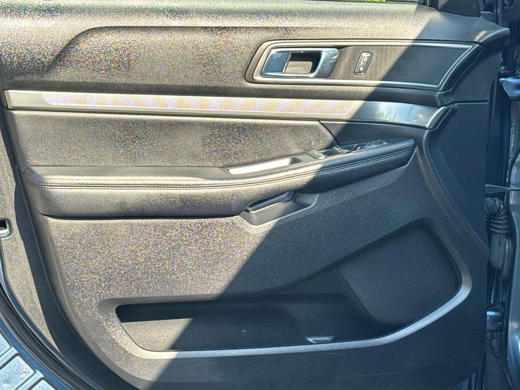 Used 2018 Ford Explorer XLT w/ Equipment Group 201A FWD image 14