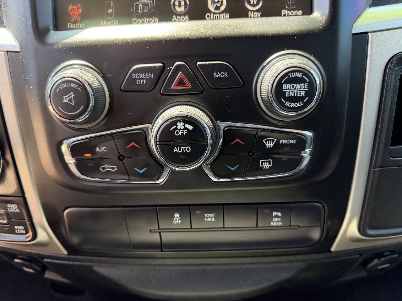 Used 2017 RAM 1500 Classic SLT w/ SLT Plus D←cor Group AWD/4WD image 22