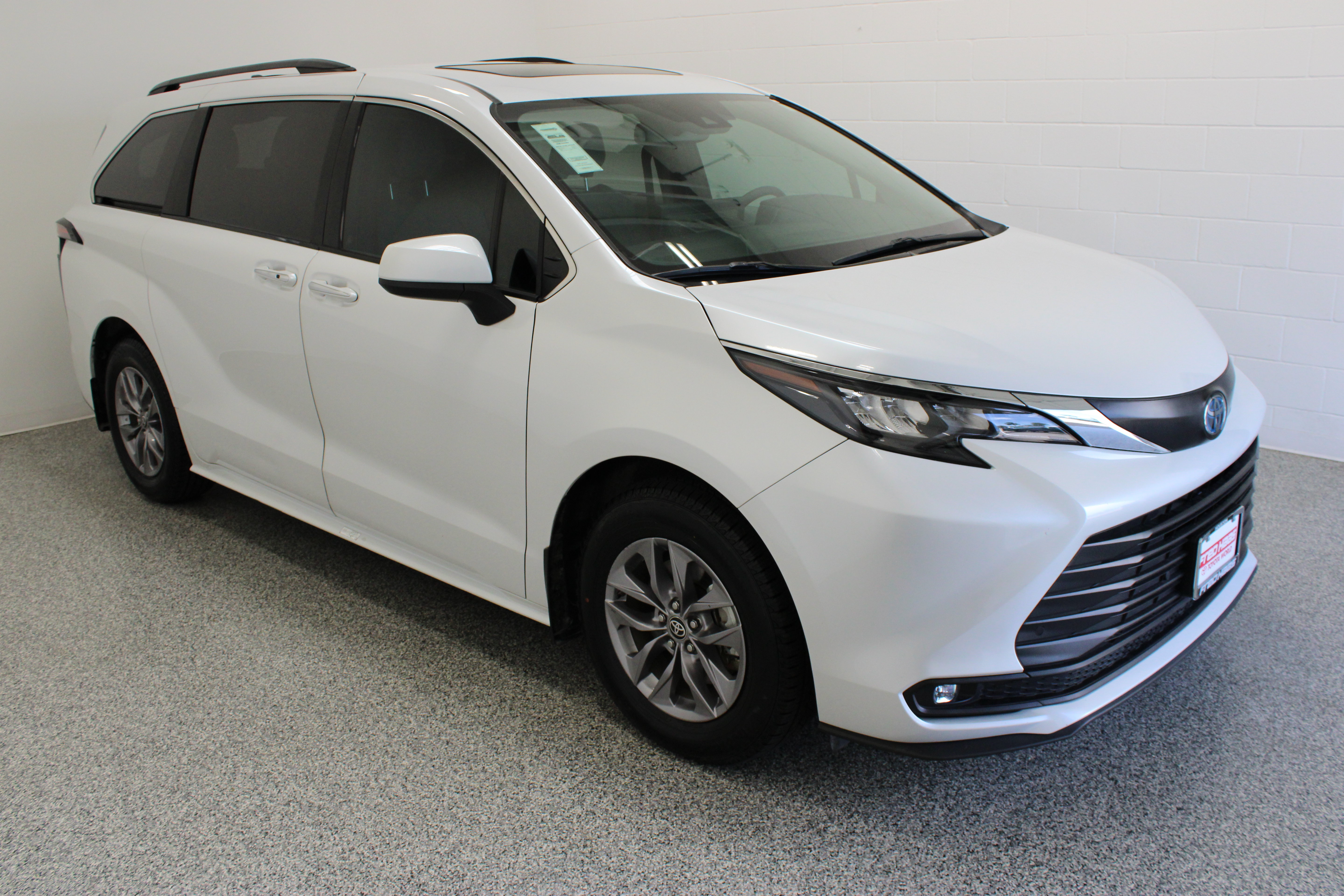 Used 2025 Toyota Sienna XLE FWD image 4