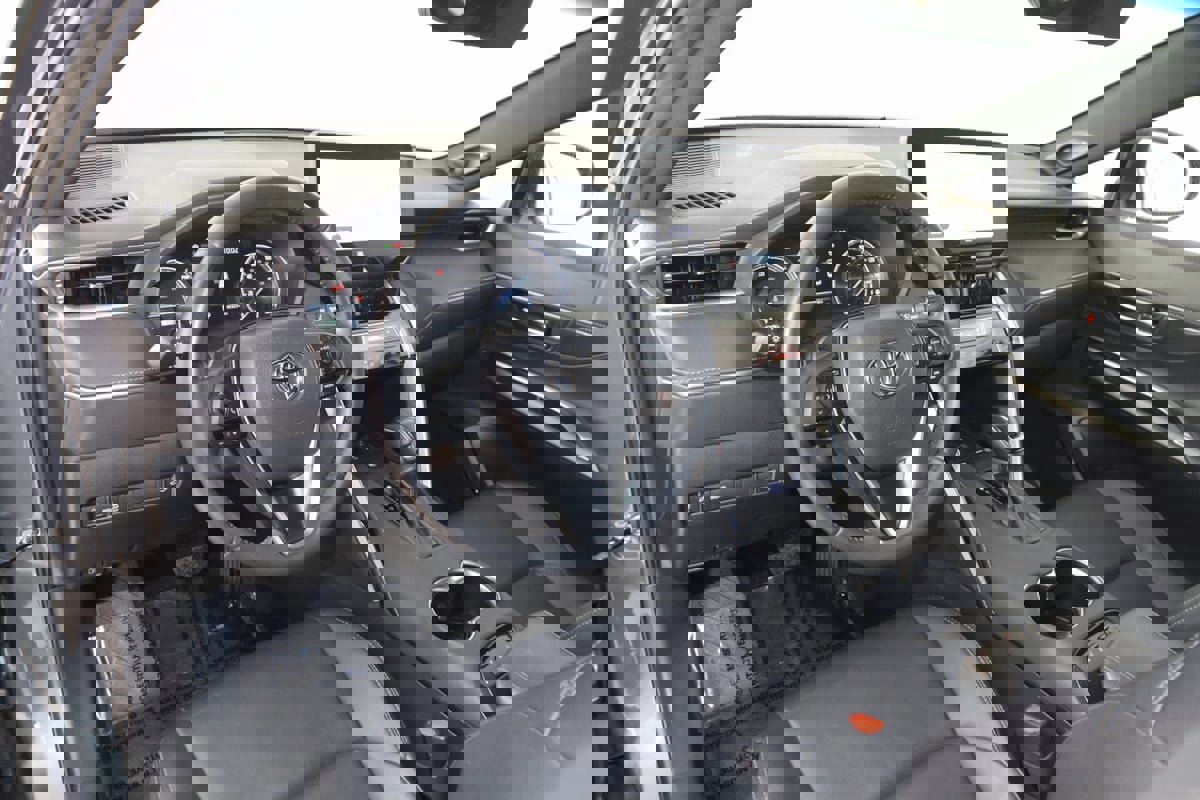 Used 2023 Toyota Venza XLE image 25