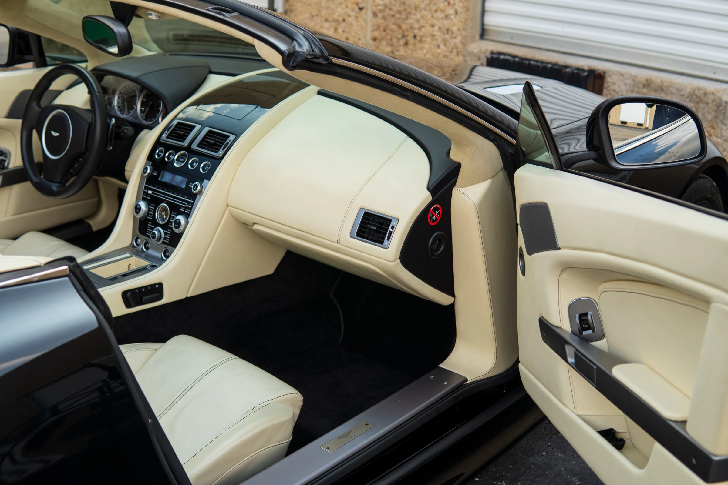Used 2013 Aston Martin V8 Vantage Roadster RWD image 30